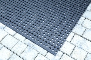 Rollo de tapete de goma negra con superficie texturizada para uso en interiores y exteriores - Product Image 6