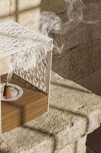 Quemador de incienso moderno de metal con diseño de corte láser y base de madera, soporte para Bakhoor con patrón geométrico para decoración del hogar en el Golfo, Ramadán y Eid. - Product Image 5