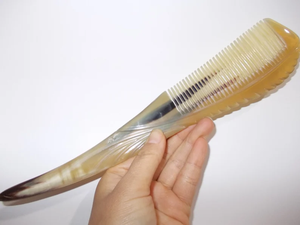 Peine de Cuerno de Búfalo Ecológico Hecho a Mano, Material de Cuerno Natural Moderno, Calidad de Salón, Tamaño y Diseño Personalizables, La Mejor Calidad - Product Image 3