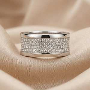 Anillo de banda ancha de moissanita de corte redondo de lujo con circonitas completas para unisex, de plata de ley 925, joyería de dijes para fiestas para amigos - Product Image 4