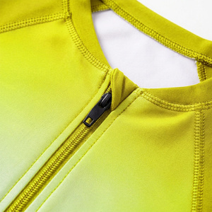 Fournisseur en gros d'ensembles de vêtements de sport pour femmes avec logo personnalisé, comprenant un rashguard à manches longues avec fermeture éclair avant, un soutien-gorge de sport et un short taille haute - Product Image 3