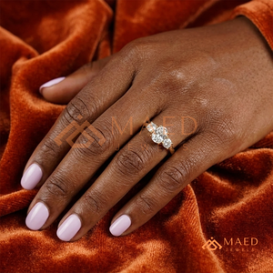 แหวนทองคำสีเหลืองทรงวงรีประดับเพชรเม็ดเดี่ยวพร้อมเพชรเม็ดกลมด้านข้าง – แหวนหรูหราดีไซน์โดดเด่น ชุบทองคำสีเหลือง ประดับเพชรสามเม็ดทรงเรเดียนท์ - Product Image 4