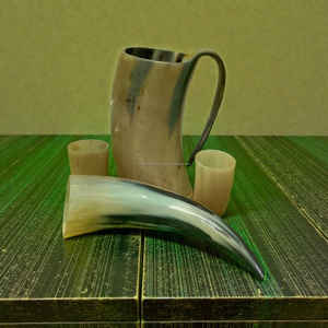 Verre à bière Viking en corne de bœuf polie naturelle avec deux tasses assorties, style médiéval, au meilleur prix - Product Image 4