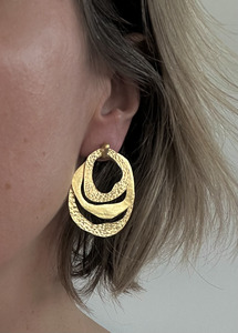 Boucles d'oreilles créoles classiques en laiton gravé à la main, plaqué or, multi-anneaux, légères, pour soirée - Product Image 3
