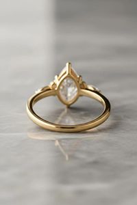 Bague de fiançailles de luxe en or 14 carats avec diamant de laboratoire taille marquise en grappe, bijoux fins, fabricant - Product Image 4