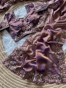 Choli de seda morado bordado con lentejuelas florales para mujer, ropa tradicional india para bodas. - Product Image 2