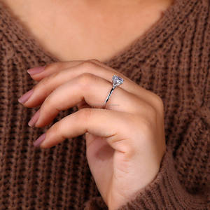 Bague solitaire en or blanc massif 18 carats, taille ronde, diamant de laboratoire, double griffe, bague de fiançailles, cadeau d'anniversaire de mariage - Product Image 2