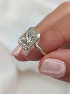 Elegante Anillo de Diamante Cultivado en Laboratorio con Corte Radiante en Oro Amarillo de 14K, con Certificado IGI y Claridad VVS para Mujer - Product Image 4