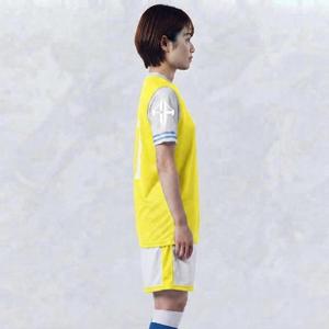 Camiseta de Fútbol Amarilla con Estampado Sublimado para Mujer, 100% Material de Alta Calidad, Corte Regular, Logotipo Blanco, Cierre de Pullover - Product Image 3