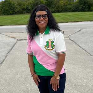 Camiseta Polo AKA Premium 08 para Mujer, con Letras Griegas Bordadas, Cuello Clásico, Manga Corta, Tela de Alta Calidad, Ajuste Cómodo - Product Image 5