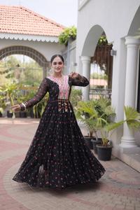 Colección de Vestidos Especiales para Navratri con Estampado Laheriya de Diseñador y Trabajo de Parches Kutchi en Faux Georgette con Falda Amplia - Product Image 5