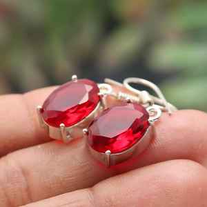 Pendientes de Plata de Ley 925 con Granate de Mozambique, Color Rojo, Forma Ovalada, Gema Solitaria - Product Image 2