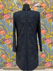 Sherwani formel pour homme, bleu prussien, orné de perles à la main, style indo-occidental, avec motifs floraux complexes et tissu en mélange de soie de qualité supérieure - Product Image 2