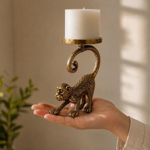 Candelabro de Metal Duradero para Decoración del Hogar, Diseño de Mono para Rituales Nocturnos - Product Image 4
