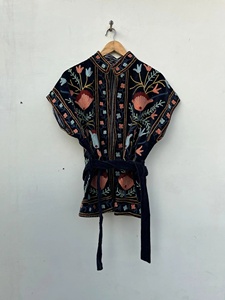 Gilet pour femme en velours noir brodé Suzani, motif floral, fait main, ethnique, sans manches, style bohème vintage, ceinturé, idéal pour les festivals - Exportations Nitin - Product Image 2