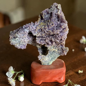 Grappe de cristal d'agate de raisin naturelle avec support en bois brun 10-20 cm, spécimen minéral, décoration d'intérieur, pierre de guérison, cadeau unique - Product Image 1