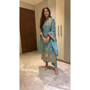 Bel ensemble haut-bas et Dupatta pour femmes avec travail de séquence de broderie lourde - Product Image 1