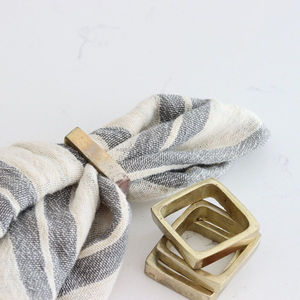 Servilletero de metal con textura martillada hecho a mano rústico para la decoración diaria del comedor con aspecto artístico auténtico inspirado - Product Image 3