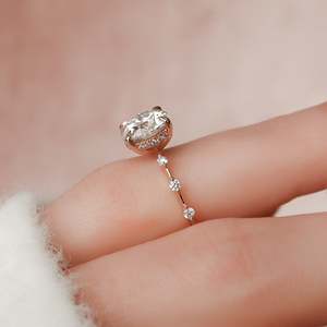 Anillo de Compromiso Clásico de Lujo en Oro Amarillo de 14k, Personalizable, con Diamante Cultivado en Laboratorio de Corte Brillante, Halo Oculto y Banda Pavé, Certificado IGI - Product Image 5