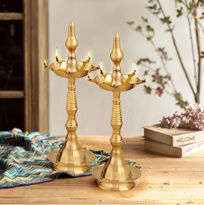 Lampes à huile sur piédestal en laiton, avec un plateau multi-mèches et une couronne traditionnelle à pointe, à prix de gros. - Product Image 1