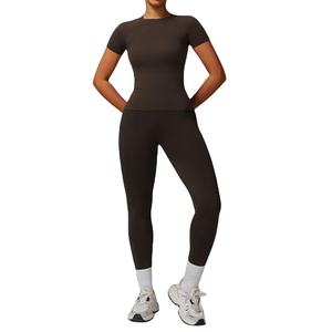 ชุดโยคะไร้รอยต่อของผู้หญิงเลกกิ้งเอวสูงลายพื้นและเสื้อครอปแขนยาวสำหรับออกกำลังกายและออกกำลังกาย - Product Image 1