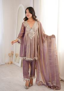 Magnifique ensemble salwar en tissu de soie tendance avec dupatta fantaisie et broderies, collection de vêtements ethniques pour fêtes. - Product Image 2