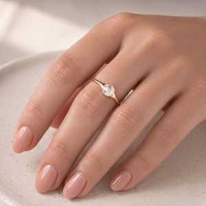 Anillo de Compromiso Solitario con Diamante Cultivado en Laboratorio de Corte Redondo, Banda Clásica Lisa de Oro Sólido, Joyería Fina para Novia, Regalo para Mujer - Product Image 2