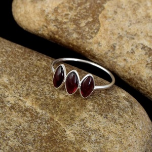 Anillo de Plata de Ley 925 Hecho a Mano con Granate Natural, Diseño de Tres Piedras, Joyería Religiosa Cristiana, Regalo - Product Image 4