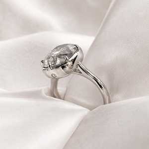 Anillo de Compromiso Moderno con Moissanita Brillante de 2 Quilates, Corte Cojín, Plata 925 Original, Regalo para Ella, para Bodas, Ceremonias y Fiestas - Product Image 6
