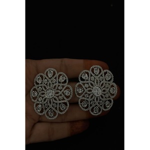 ต่างหูแบบติดหู ดีไซน์สวยหรู คุณภาพพรีเมียม ทำจากทองเหลืองชุบเงิน ประดับเพชร CZ เหมาะสำหรับผู้หญิงและเด็กผู้หญิง สวมใส่ในงานเลี้ยงตอนเย็น - Product Image 2