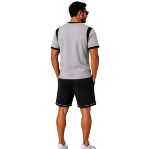 Conjunto de camiseta y pantalones cortos para hombre en gris y negro, cuello redondo, manga corta, top con bolsillo, pantalones cortos cargo con cordón, ropa deportiva informal. - Product Image 2