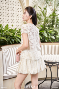 Jupe courte taille haute pour femme, blanc cassé, dentelle florale, effet bouffant, avec superposition en tulle et ceinture en cordon de perles en bois faites à la main, collection été ELARA - Product Image 3