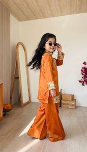 Tenue ethnique assortie mère-fille en soie Fendy, manches longues, avec broderies et travail de miroir véritable. - Product Image 5