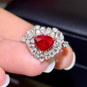 Bague convertible de luxe en rubis non chauffé de couleur sang de pigeon, forme cœur, 2,03 carats, monture en or 18 carats, sertie sur le côté de 47 diamants. - Product Image 1