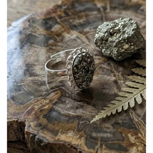 Anillo de pirita de corte crudo hecho a mano al por mayor, accesorio de moda de cristal natural de Jaipur, India, anillo de pirita ajustable - Product Image 2