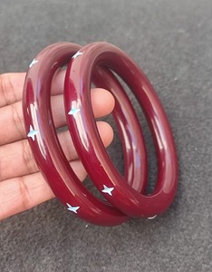 Modernas pulseras de resina hechas a mano, de forma redonda roja con patrón de estrellas azules, ligeras y cómodas de usar para mujeres. - Product Image 1