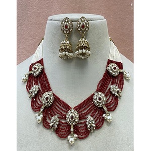 Adorable conjunto de collar y aretes chapados en oro de calidad premium con un hermoso diseño Kundan para bodas, colección para mujeres. - Product Image 1