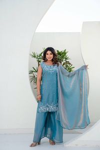 Ensemble de luxe Fandi en soie Kurti Plazzo Dupatta avec des broderies de perles complexes et une bordure en dentelle miroir, entièrement cousu, trois pièces - Product Image 5