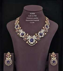 Parure de bijoux de mariée 12608 : Collier et boucles d'oreilles en laiton plaqué imitation saphir avec zircone cubique florale pour mariage et fête - Product Image 4