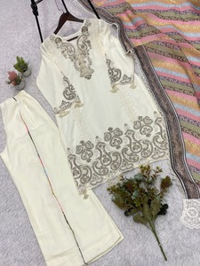 Ensemble haut et pantalon palazzo en georgette brodée de sequins et à pompons, avec dupatta en organza brodée de sequins et à motifs imprimés - Product Image 1