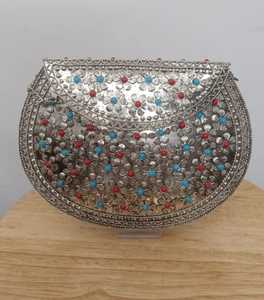 กระเป๋าคลัทช์ทองเหลืองชุบทองลายดอกไม้พร้อมสายโซ่สำหรับงานกลางคืน - Product Image 3