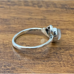Joyería minimalista de lujo en plata 925 con piedra lunar arcoíris de corte marquesa y elegante rama de flor tallada para bodas y fiestas. - Product Image 3