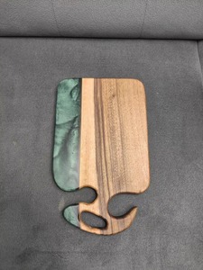 Planche à découper en bois de forme rectangulaire avec incrustation de résine turquoise, design de poignée, bloc de découpe naturel et écologique - Product Image 5