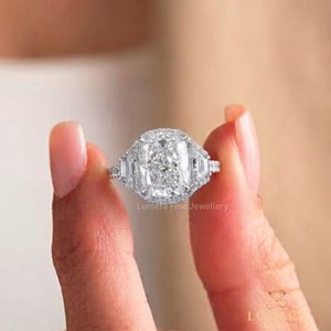 Bague de fiançailles à trois pierres taille coussin, certifiée IGI, avec diamants latéraux trapézoïdaux, diamant de laboratoire, bande en or blanc - Product Image 3