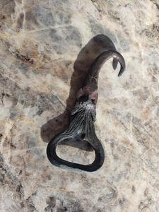 Abridores de botellas de metal de hierro fundido estilo antiguo para decoración de pared de bar en casa con aspecto vintage y construcción sólida de larga duración. - Product Image 3