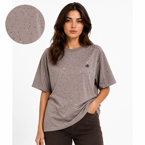 Camiseta de mujer con pedrería dispersa, logo personalizado, hombros caídos, estilo streetwear moderno, DTG, oversize, azul rey, top con pedrería - Product Image 1