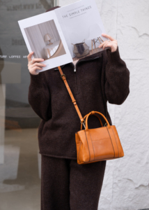 Bolso Tote de Cuero Genuino Negro, Bolso Estructurado con Cierre de Cremallera, Estilo Minimalista para Uso Diario - Product Image 3