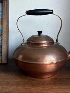 Théière en cuivre vintage élégante avec long bec courbé, poignée latérale en cuivre, couvercle assorti, corps traditionnel arrondi et décorations haut de gamme - Product Image 4