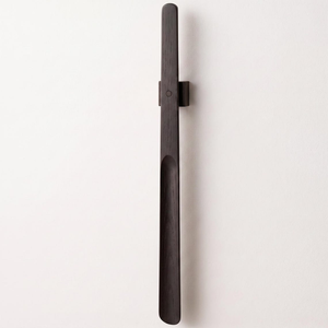Cuchara para zapatos de madera natural de 50 cm con mango largo y soporte magnético de pared, ayuda para poner zapatos fácilmente, para el cuidado de calzado en la entrada. - Product Image 6