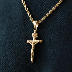 Crucifijo Clásico con Colgante de la Cruz de Jesús |   Colgante de Oro Amarillo con Diseño Cristiano |   Joyería Religiosa de Acero Inoxidable - Product Image 3